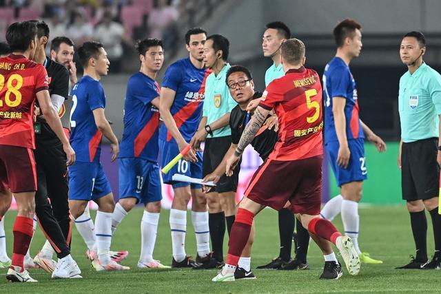 欧冠资格赛第三轮：布拉格斯巴达VS里昂 费内巴切VS格拉茨风暴